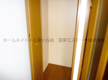拡大写真:グランソレイユK&J壱番館 2階211のちょっとした収納スペースも充実しています