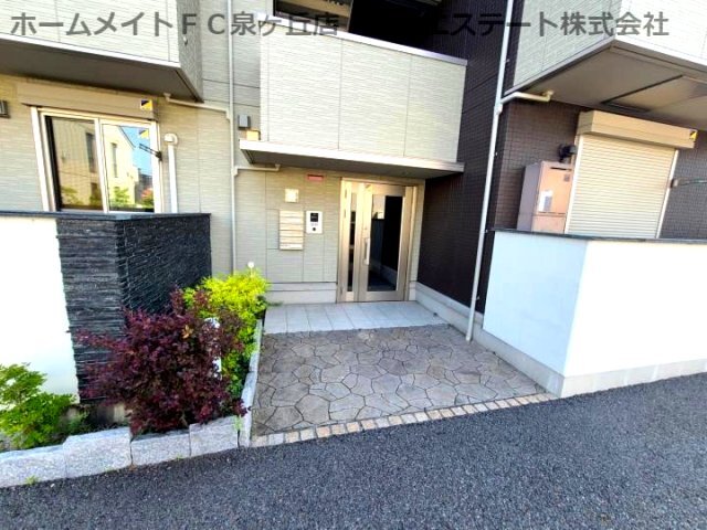 拡大写真：サニーヒルズ泉大津A棟 1階102のエントランス