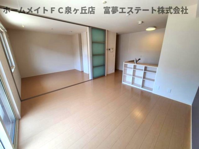 拡大写真：サニーヒルズ泉大津A棟 1階102の居間