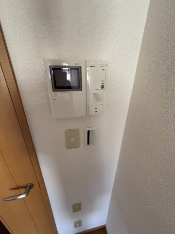 拡大写真：スリーズ国立 1階103のモニターホン　※別部屋参考写真です。