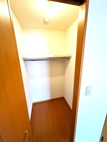 拡大写真：スリーズ国立 1階103のウォークインクローゼット　※別部屋参考写真です。
