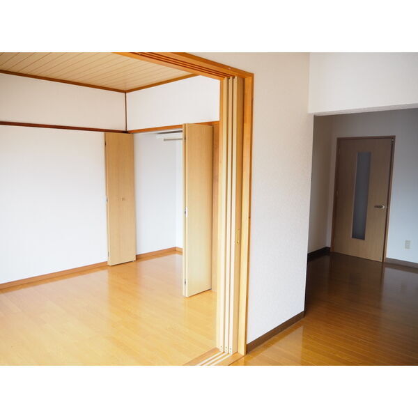 拡大写真：パラシオン城下 4階403の居間