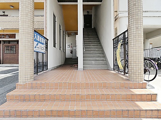 拡大写真:ファミリーハイツ柴田 3階301のエントランス