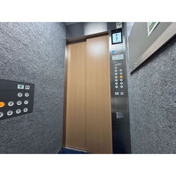拡大写真:プレサンス THE 栄 8階801の玄関