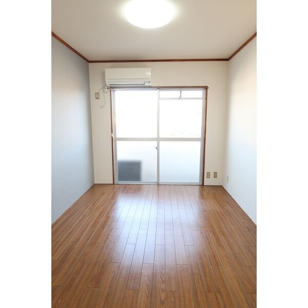 拡大写真:フローラ大坪 3階303の居間