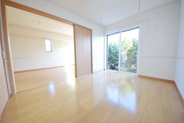 拡大写真:ガイア2 2階202の☆窓もあって明るいリビングです☆