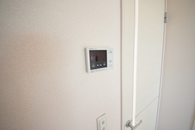 拡大写真:サニーフラット 1階105の★給湯リモコン式ラクラク操作★