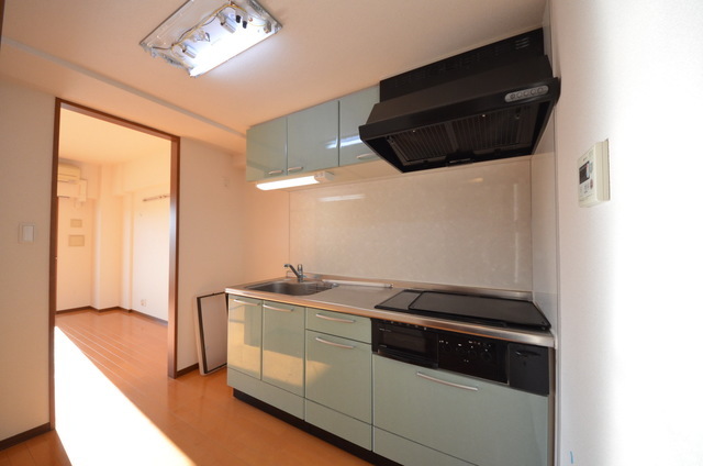 拡大写真:グランディールはるひ野 4階406の★明るいキッチン周り★
