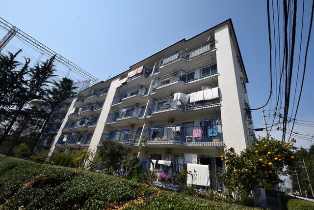 京王淵野辺マンションE棟の外観
