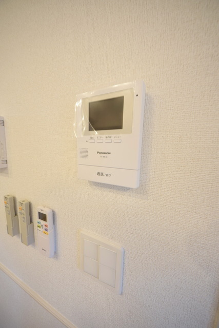 拡大写真:ヴィ エスターテ 1階103の〜はーい、どなた〜