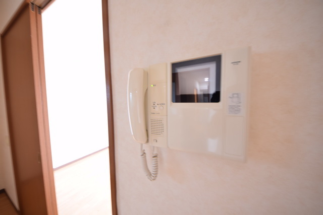拡大写真:シャンゼリゼ高根 2階207の〜はーい、どなた〜