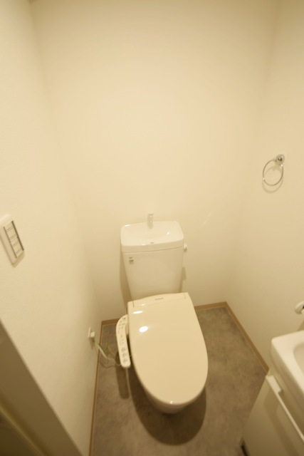 拡大写真:レジデンスウエスト淵野辺 1階102の〜トイレの時間も大事なひと時〜