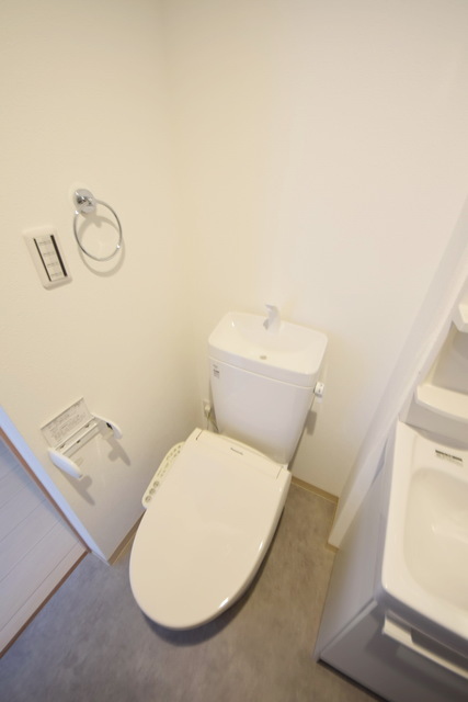 拡大写真：レジデンスウエスト淵野辺 2階202の〜トイレの時間も大事なひと時〜
