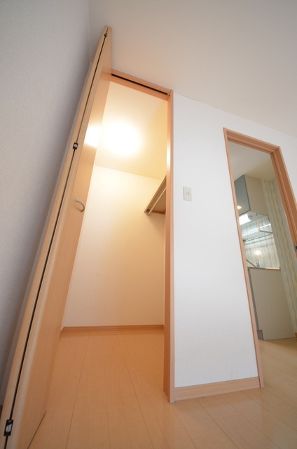 拡大写真:セジュールかやの樹 1階105の★奥行きがあり、使いやすい収納です★