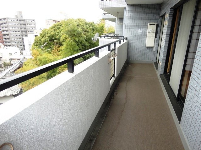 拡大写真：ベルメゾン赤坂フォレスト 3階304のバルコニー