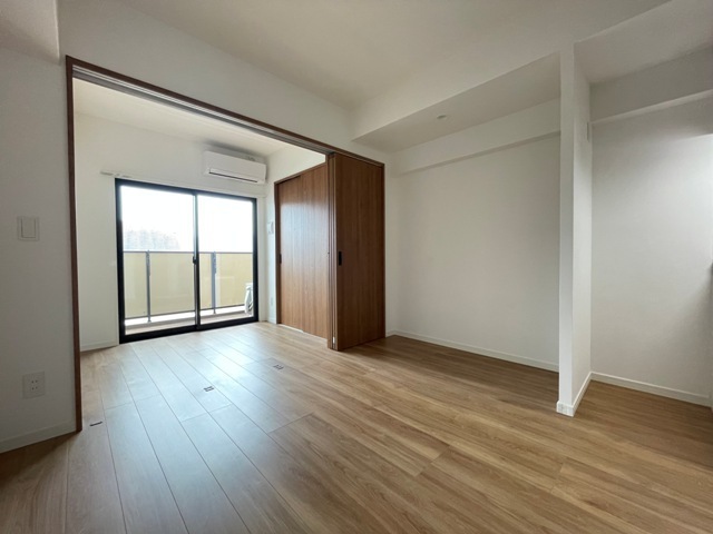 拡大写真:ニューガイアリルーム原通りNO.68 4階404の居間