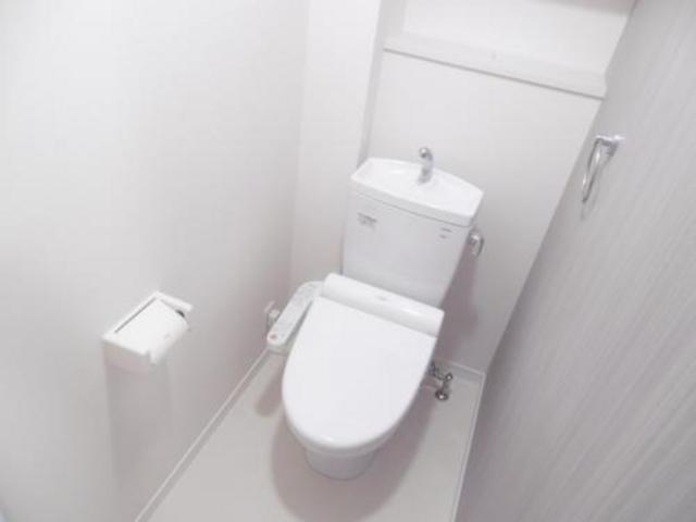 拡大写真:シューベルブ六本松 4階401のトイレ