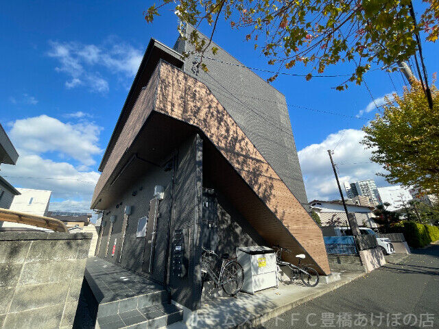 拡大写真：リバーサイド花田 1階102の建物外観