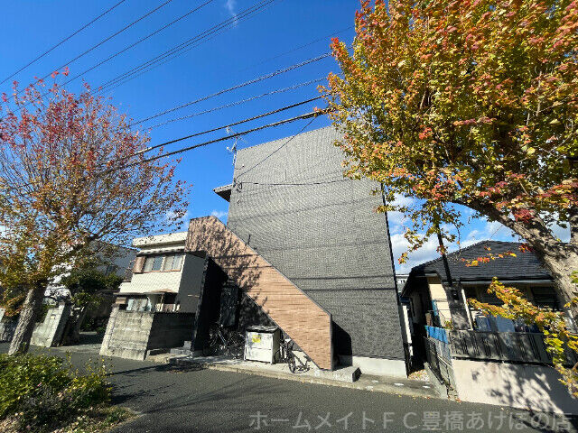 拡大写真：リバーサイド花田 1階102の建物外観