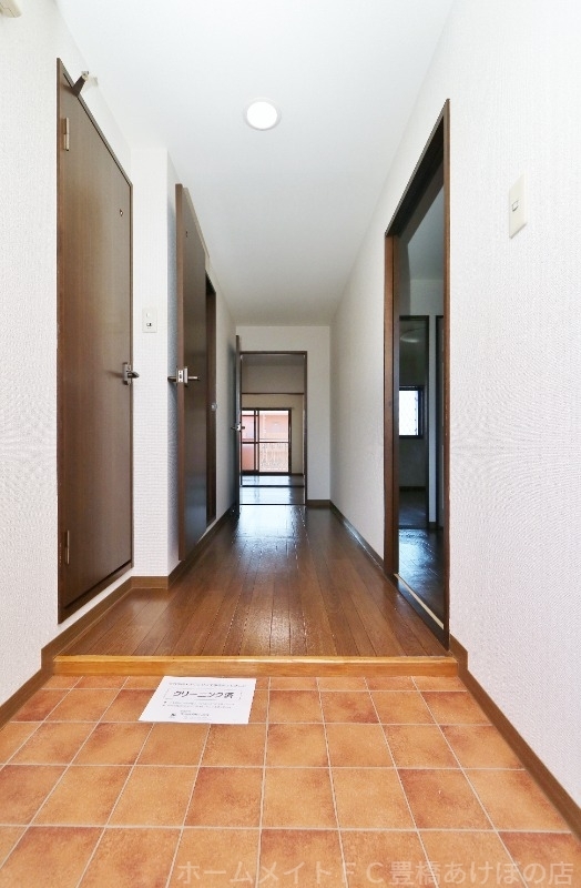 拡大写真:フリーダムコート弐番館 3階305の玄関