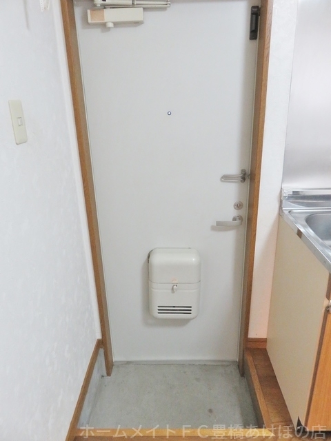 拡大写真:ウイングコート花田壱番館 1階102の玄関