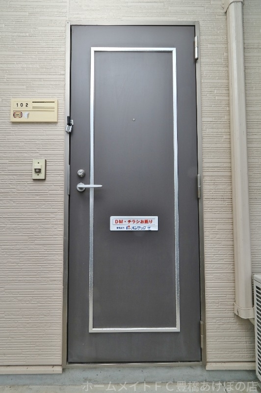 拡大写真:Surplus 常春 B 1階102の玄関