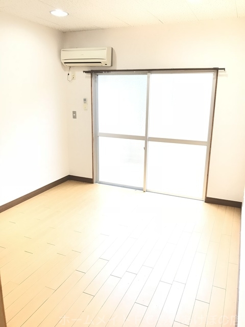 拡大写真:リゾートハイツ山本 地下1階B17の同型別部屋写真(反転)