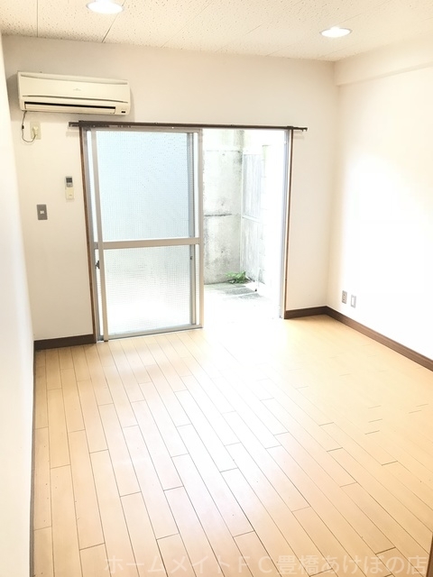 拡大写真:リゾートハイツ山本 地下1階B17の同型別部屋写真(反転)