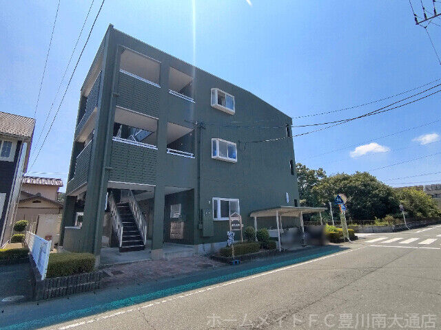 拡大写真:メゾンノウブル 3階302の建物外観
