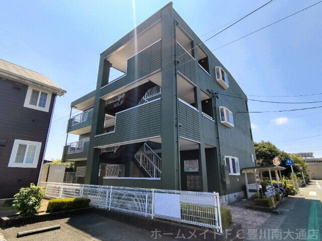拡大写真:メゾンノウブル 3階302の建物外観