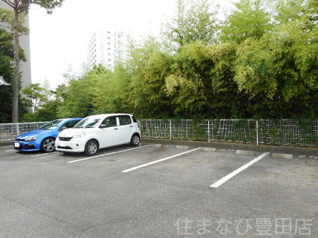 拡大写真:ヒルズ栄 2階203の駐車場