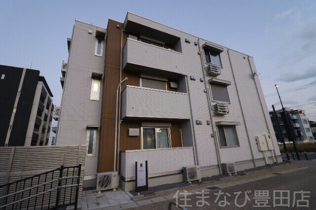 拡大写真:ココブラン 3階303の建物外観