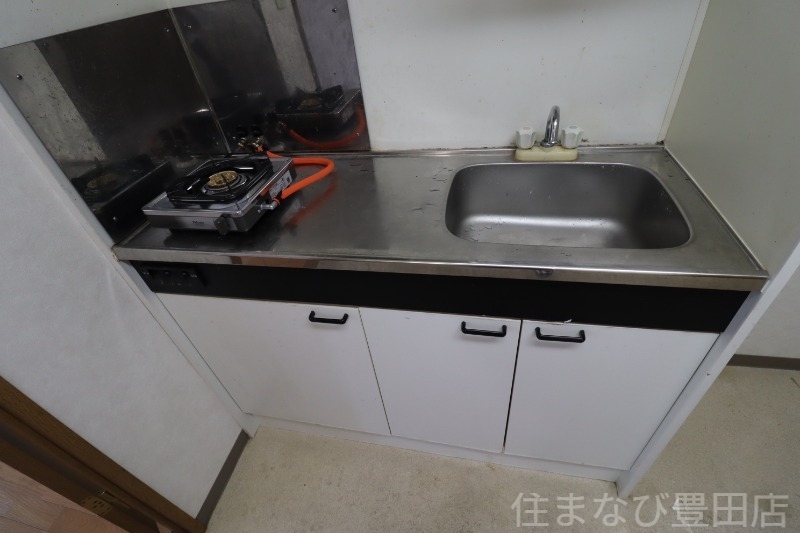拡大写真:セントラルコートサイトウ 4階303の清掃中
