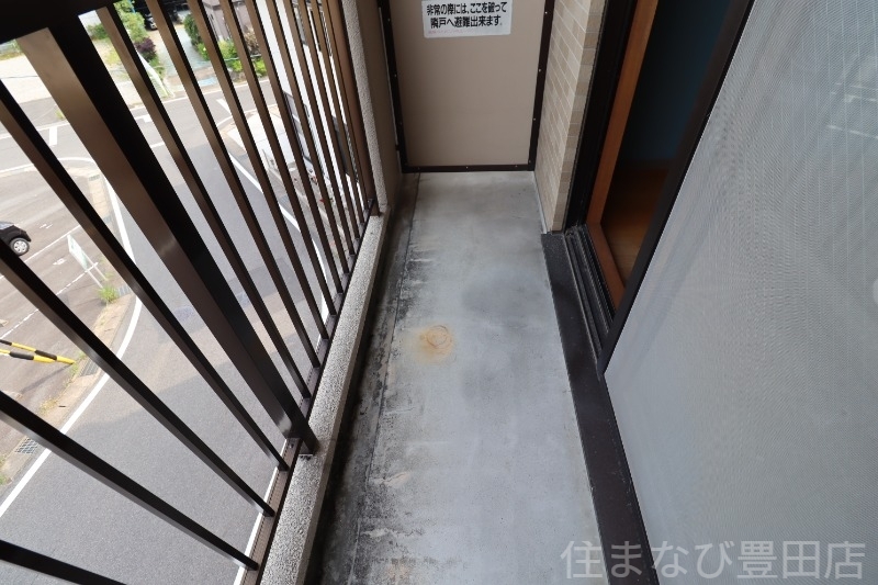 拡大写真:セントラルコートサイトウ 4階303の清掃中