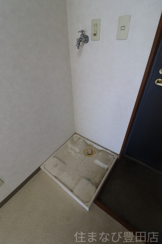 拡大写真:セントラルコートサイトウ 4階303の清掃中