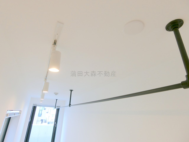 拡大写真:アバンテ池上 4階404のオープンクローゼットのように吊り下げられるポール