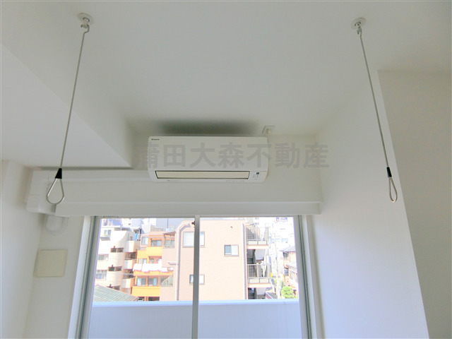 拡大写真:ヴァレッシア蒲田シティ 4階402の意外と重宝する室内物干しフック!