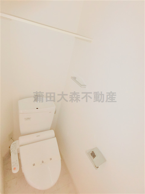 拡大写真:ヴァレッシア蒲田シティ 4階402の温水暖房便座付トイレ 上部棚板あり