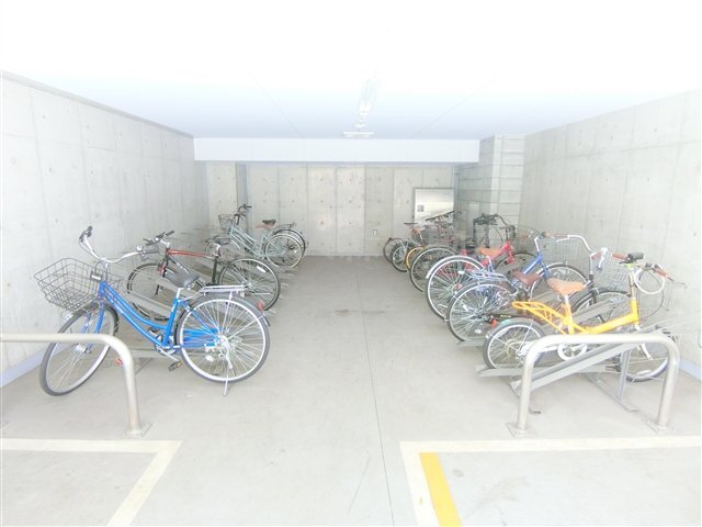 拡大写真:ウイングプレミア蒲田 2階202の屋根付きの駐輪場