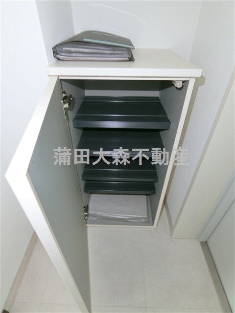 拡大写真:ウイングプレミア蒲田 2階202の玄関収納 シューズBOX
