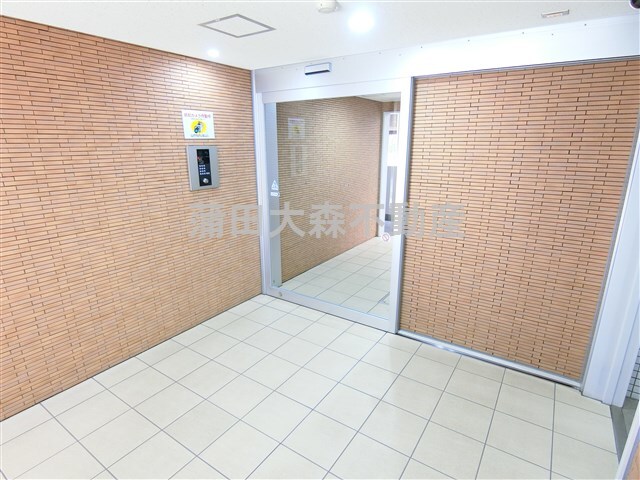 拡大写真:ウイングプレミア蒲田 2階202の防犯カメラTVモニター付オートロック宅配BOXメールBOX