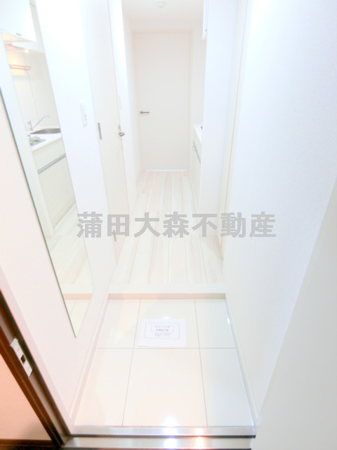 拡大写真:ブライズ蒲田EAST 1階103の姿見付きの玄関