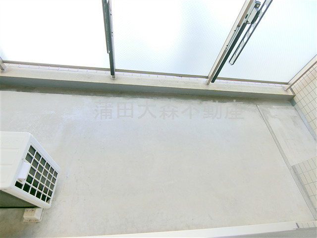 拡大写真:アバンセ 3階303の物干し金具付きの南向きバルコニー