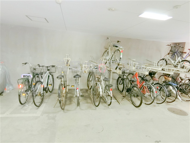 拡大写真:アバンセ 3階303の屋根付きの駐輪場