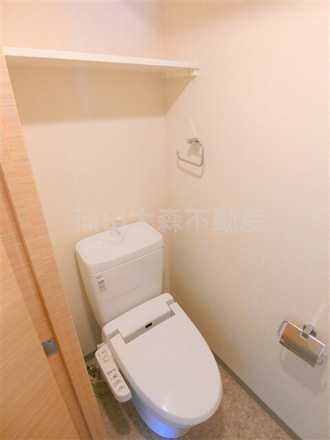 拡大写真:スカイコートパレス蒲田 4階402の棚と温水暖房便座付きのトイレ