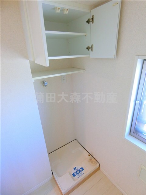 拡大写真:スカイコートパレス蒲田 4階402の吊戸棚付きの洗濯機置き場