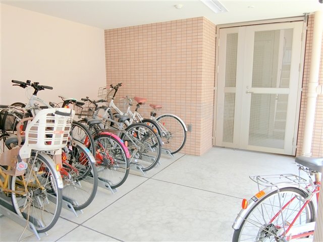 拡大写真:スカイコートパレス蒲田 4階402の屋根付きの駐輪場