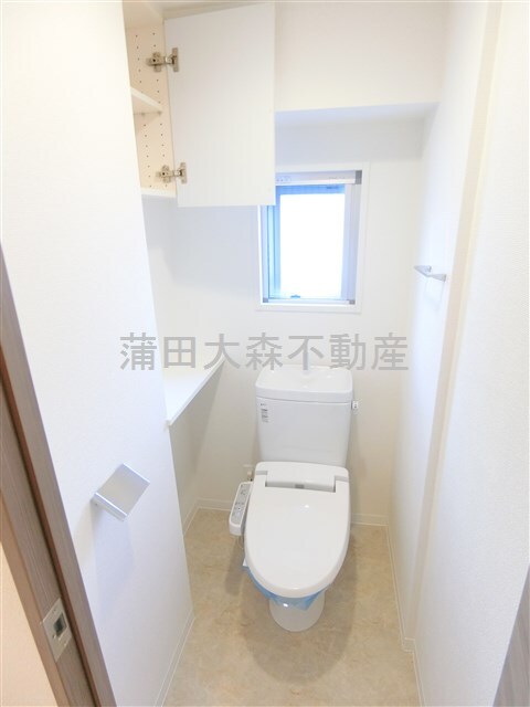 拡大写真:AXAS千鳥町アジールコートSta. 7階701の窓と棚収納+温水洗浄便座付きのトイレ