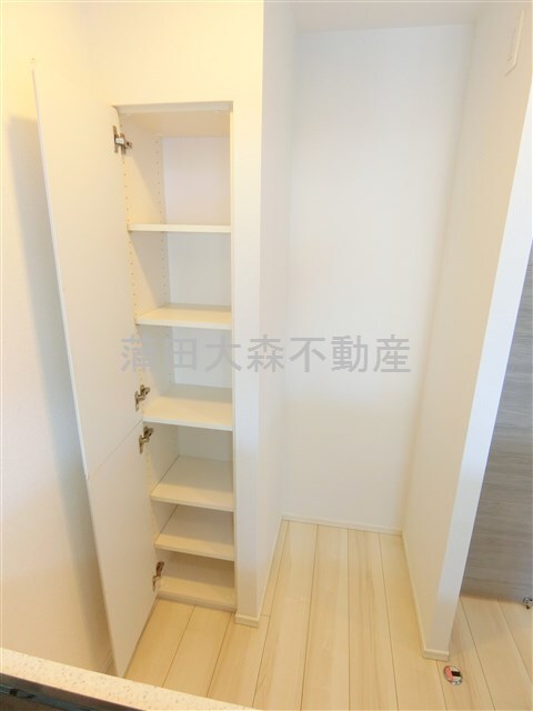 拡大写真:AXAS千鳥町アジールコートSta. 7階701のキッチン冷蔵庫置き場横に棚収納!
