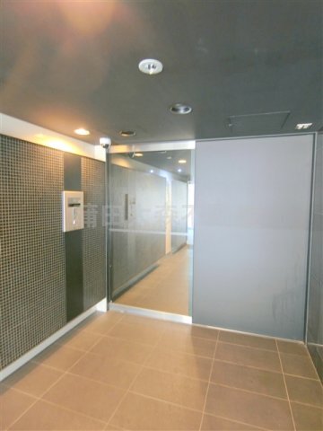 拡大写真:AXAS千鳥町アジールコートSta. 7階701の防犯カメラTVモニター付オートロック宅配BOXメールBOX管理人室